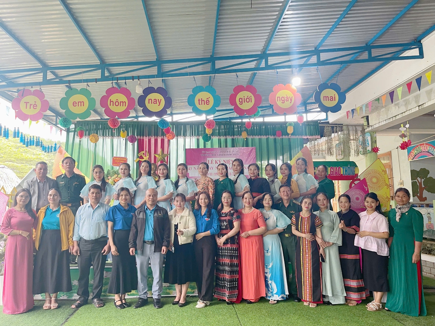 Tập thể sư phạm Trường mẫu giáo xã Đắc Pring và Các lãnh đạo