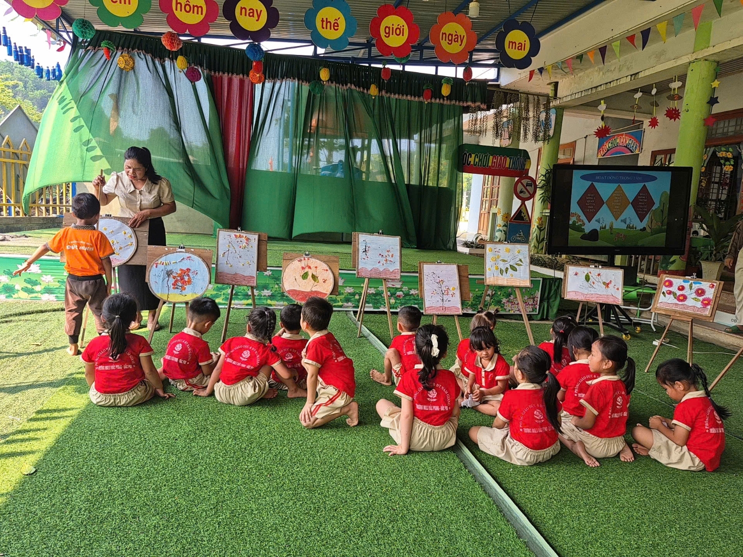 RỘN RÀNG SINH HOẠT CHUYÊN ĐỀ: “PHÁT TRIỂN NGHỆ THUẬT SÁNG TẠO CHO TRẺ MẦM NON” TẠI TRƯỜNG MẪU GIÁO XÃ ĐẮC PRING