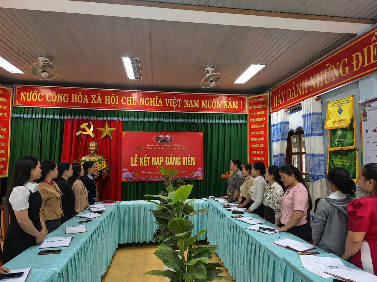 CHI BỘ TRƯỜNG MẪU GIÁO XÃ ĐẮC PRING TỔ CHỨC LỄ KẾT NẠP ĐẢNG VIÊN MỚI VÀ CÔNG NHẬN ĐẢNG VIÊN CHÍNH THỨC