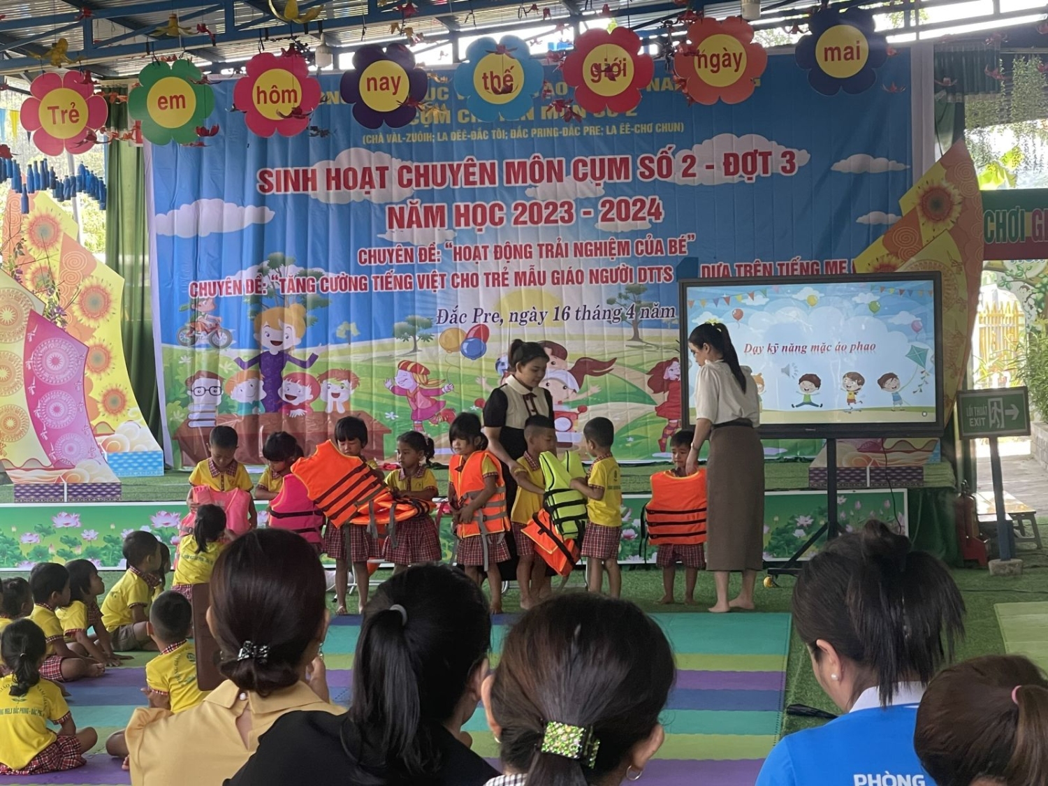 Sinh hoạt chuyên môn cụm số 2 - Đợt III Năm học 2023-2024, chuyên đề "Hoạt động trãi nghiệm của bé" của trường MGLX Đắc Pring - Đắc Pre